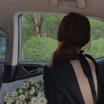 老牌影帝机场牵手女助理，凌晨内幕曝光，工作室紧急辟谣